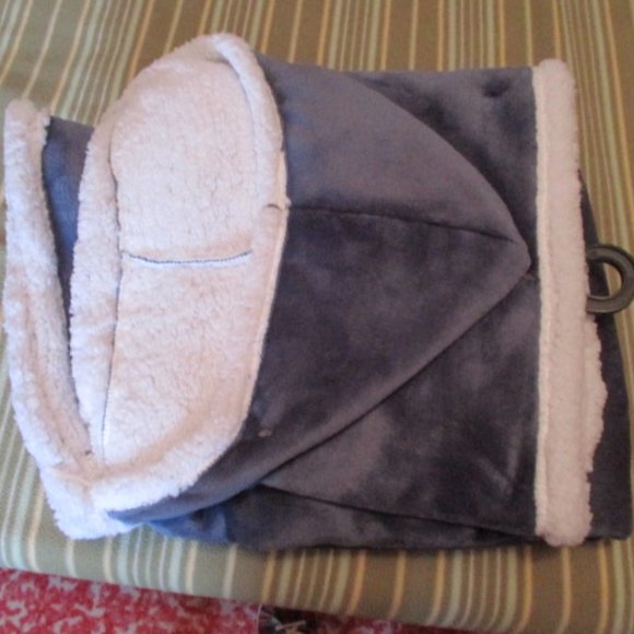 Hooded Fleece Blanket - NWT - Picture 3 of 3